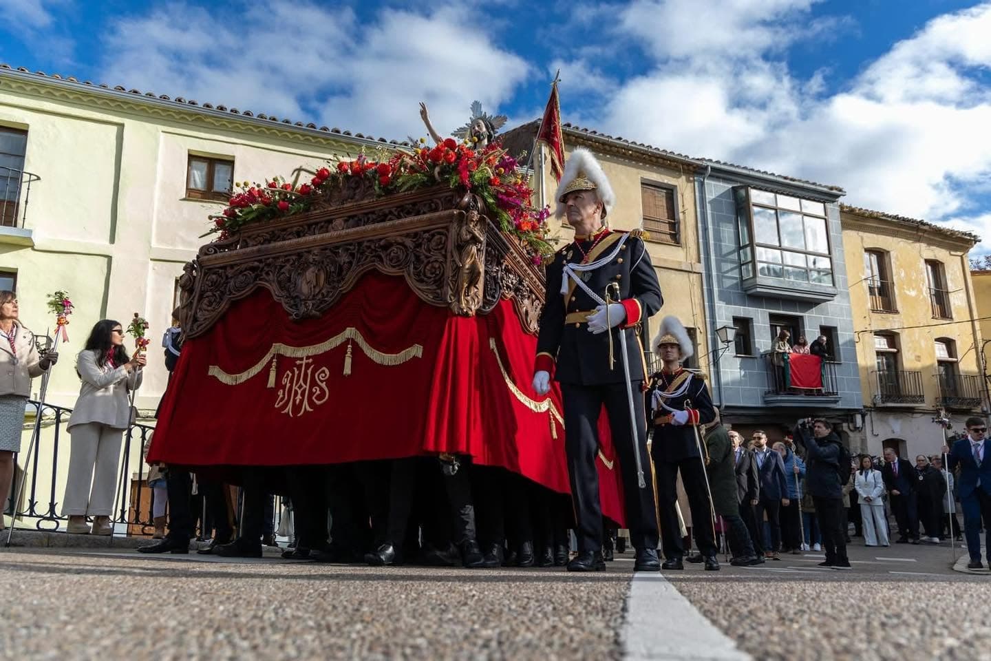 El paso del Resucitado con su Mesa engalanada de flores, precedido por la escolta de gala