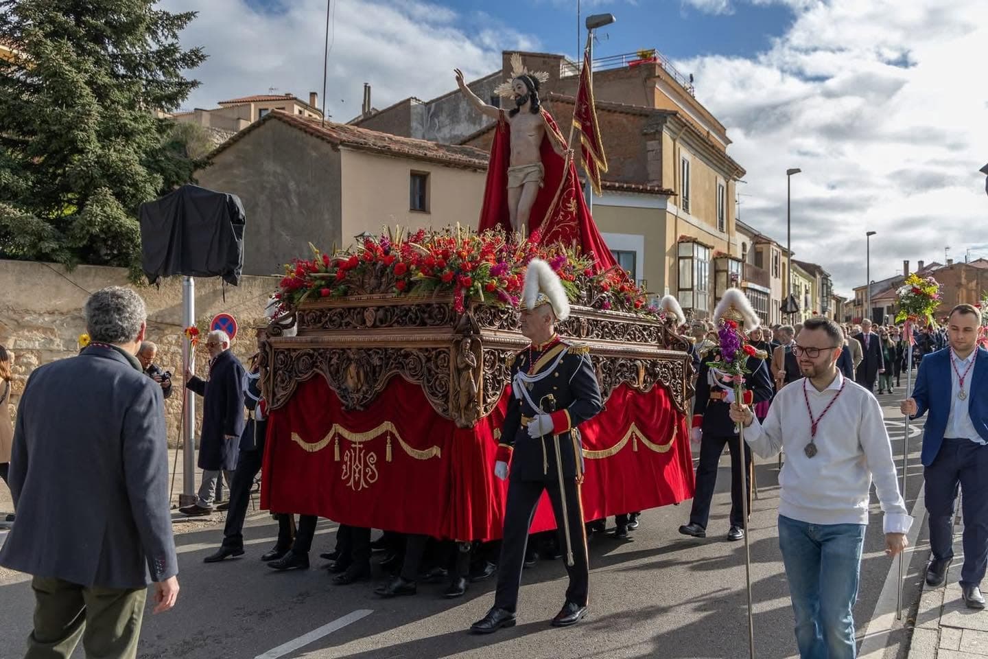 El Resucitado bendice desde su paso entre flores por las calles de Zamora
