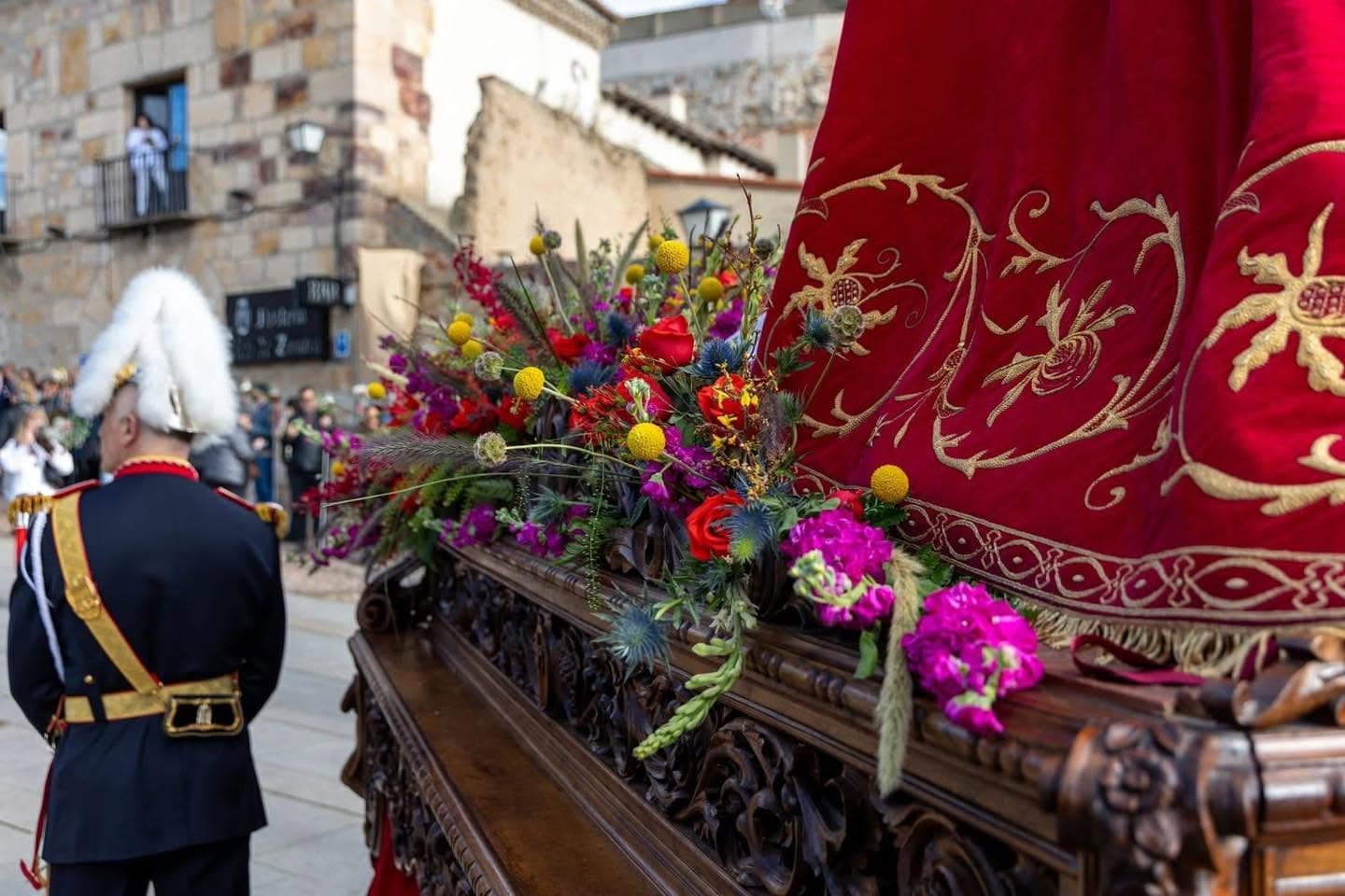 Detalle de las flores y el manto bordado en oro sobre la Mesa del Resucitado