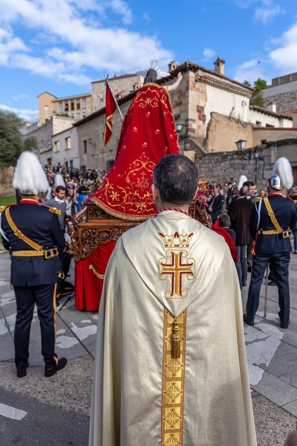 El sacerdote, de capa blanca, ante el paso del Resucitado y su escolta