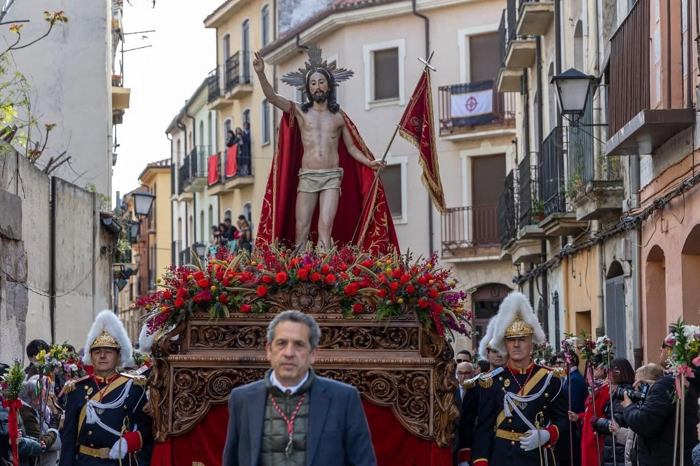 El Resucitado con su corona de rayos plateada por las calles del barrio