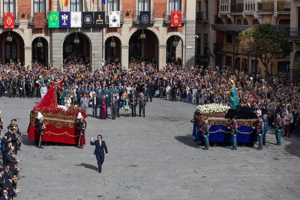 La Plaza Mayor abarrotada en el momento del Encuentro