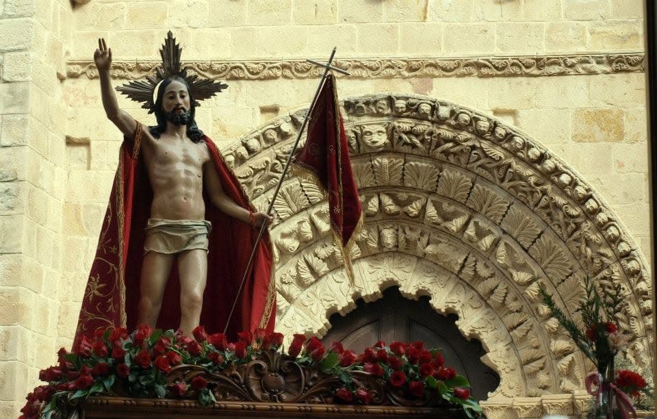 El Resucitado ante la portada románica de una iglesia zamorana, sobre un mar de rosas rojas