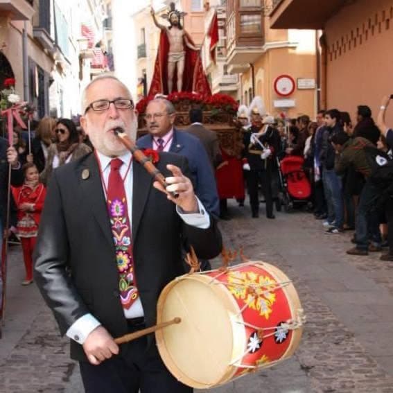 El tamborilero, con flauta y tamboril, abre el cortejo del Resucitado