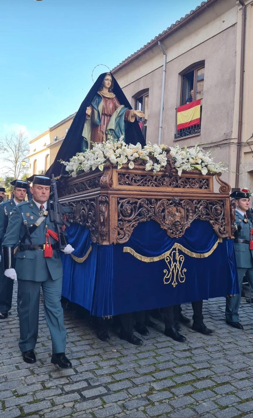La Virgen, aún con su manto negro de luto, escoltada por la Guardia Civil