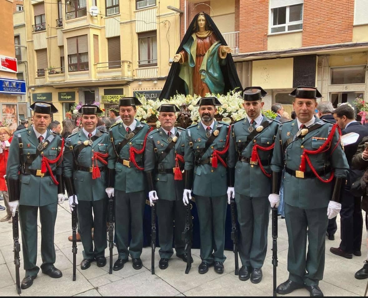 La escolta de la Guardia Civil posa ante el paso de la Virgen