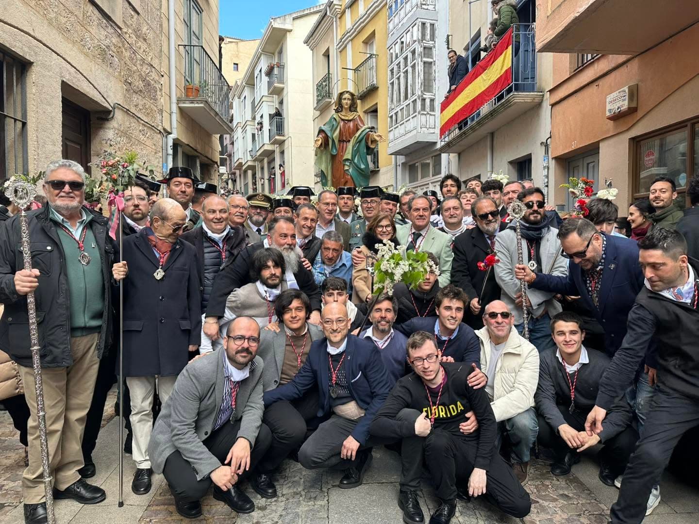 Hermanos y escolta posan con la Virgen tras el desfile