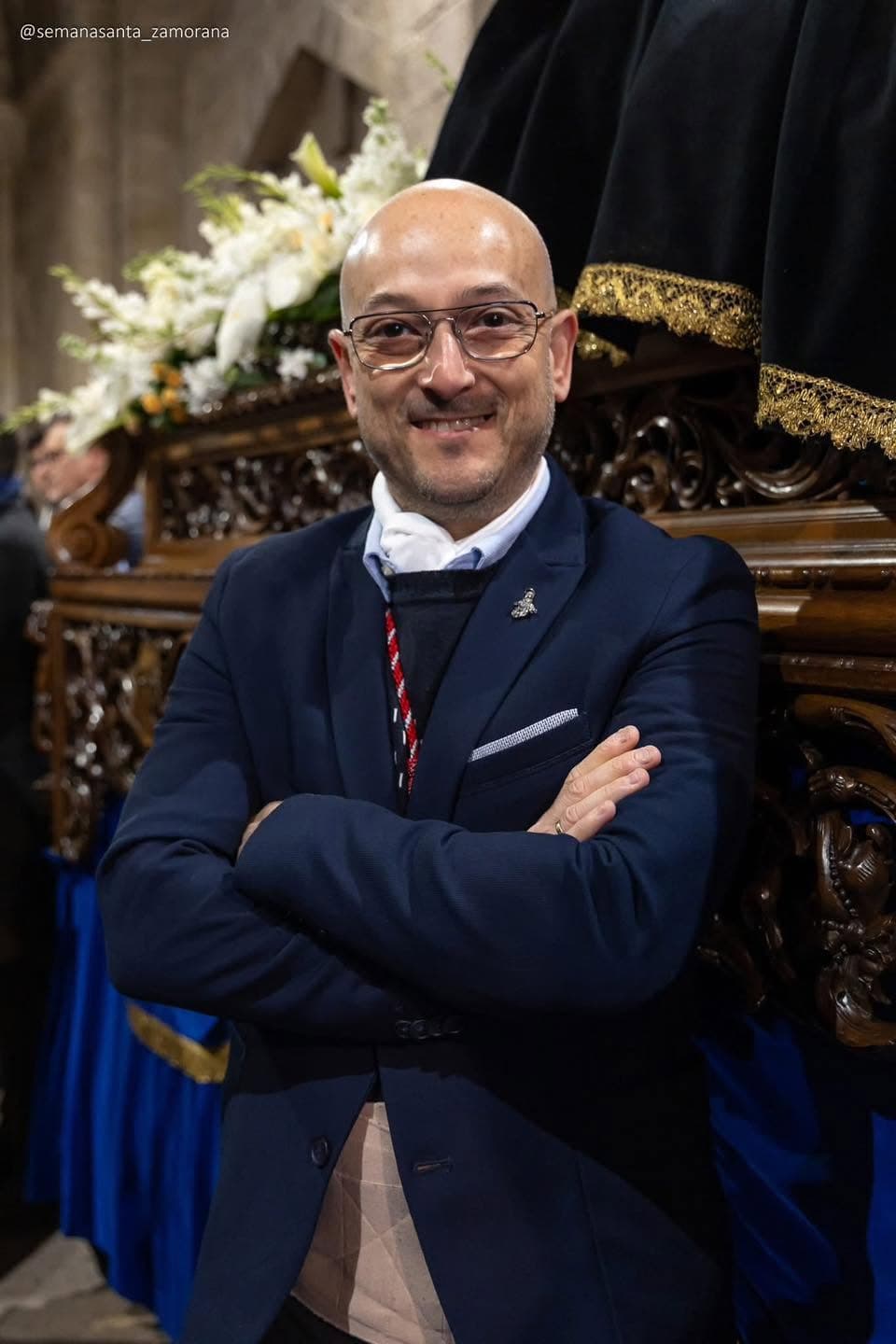 Retrato de un hermano sonriente ante la Mesa de la Virgen
