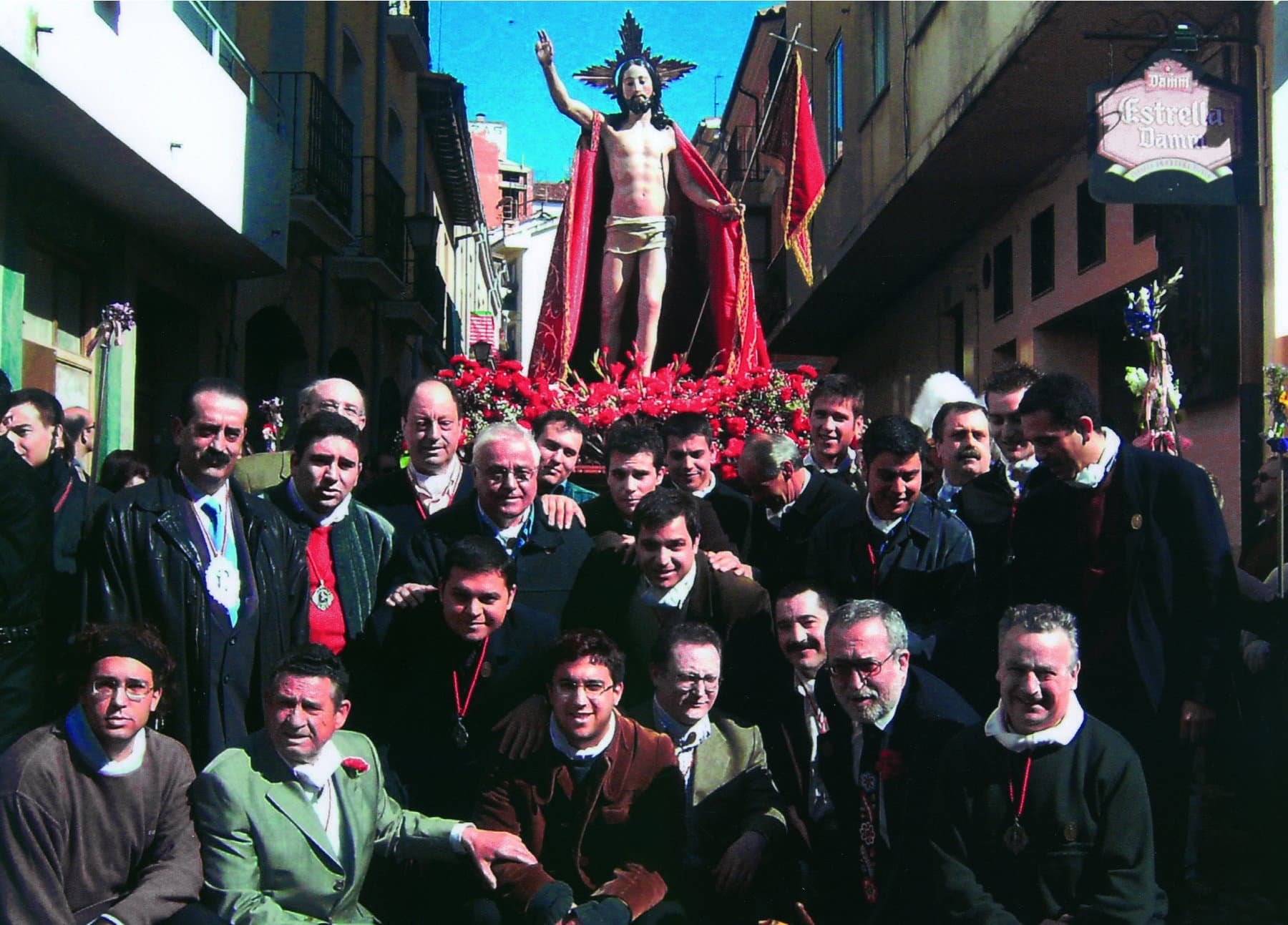 Hermanos de paso del Resucitado al final de la calle Balborraz