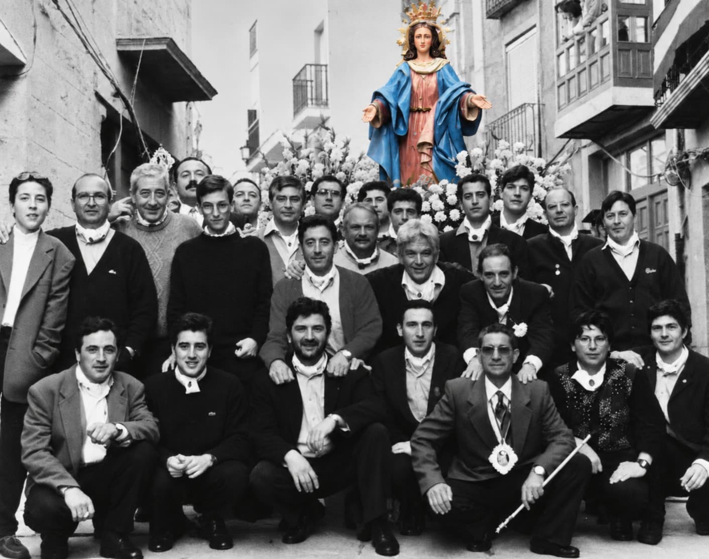 Hermanos de paso de la Virgen del Encuentro tras bajar Balborraz, 1995