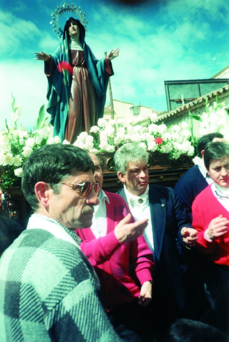Hermanos posando junto al paso de la Virgen del Encuentro