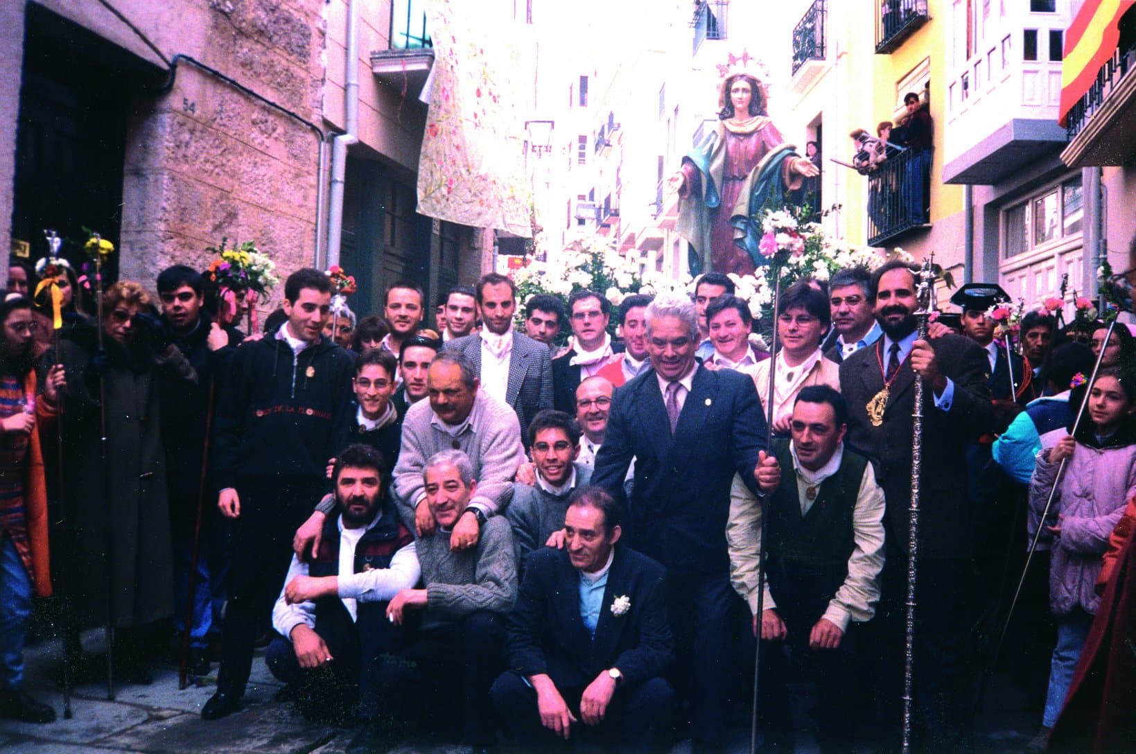 Hermanos de paso de la Virgen junto al Presidente José Fco. González Poza, 1996