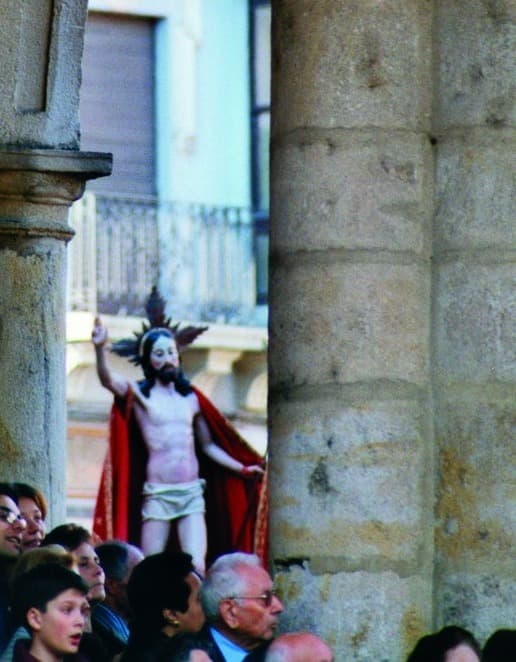 Jesús Resucitado espera bajo los arcos de la Plaza Mayor a que llegue su Madre