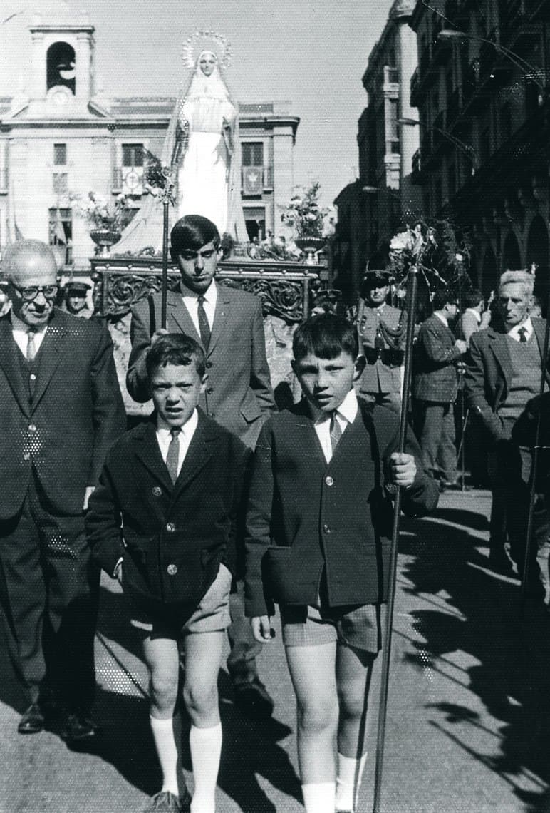 Niños ante la Virgen en la Plaza Mayor, 1966