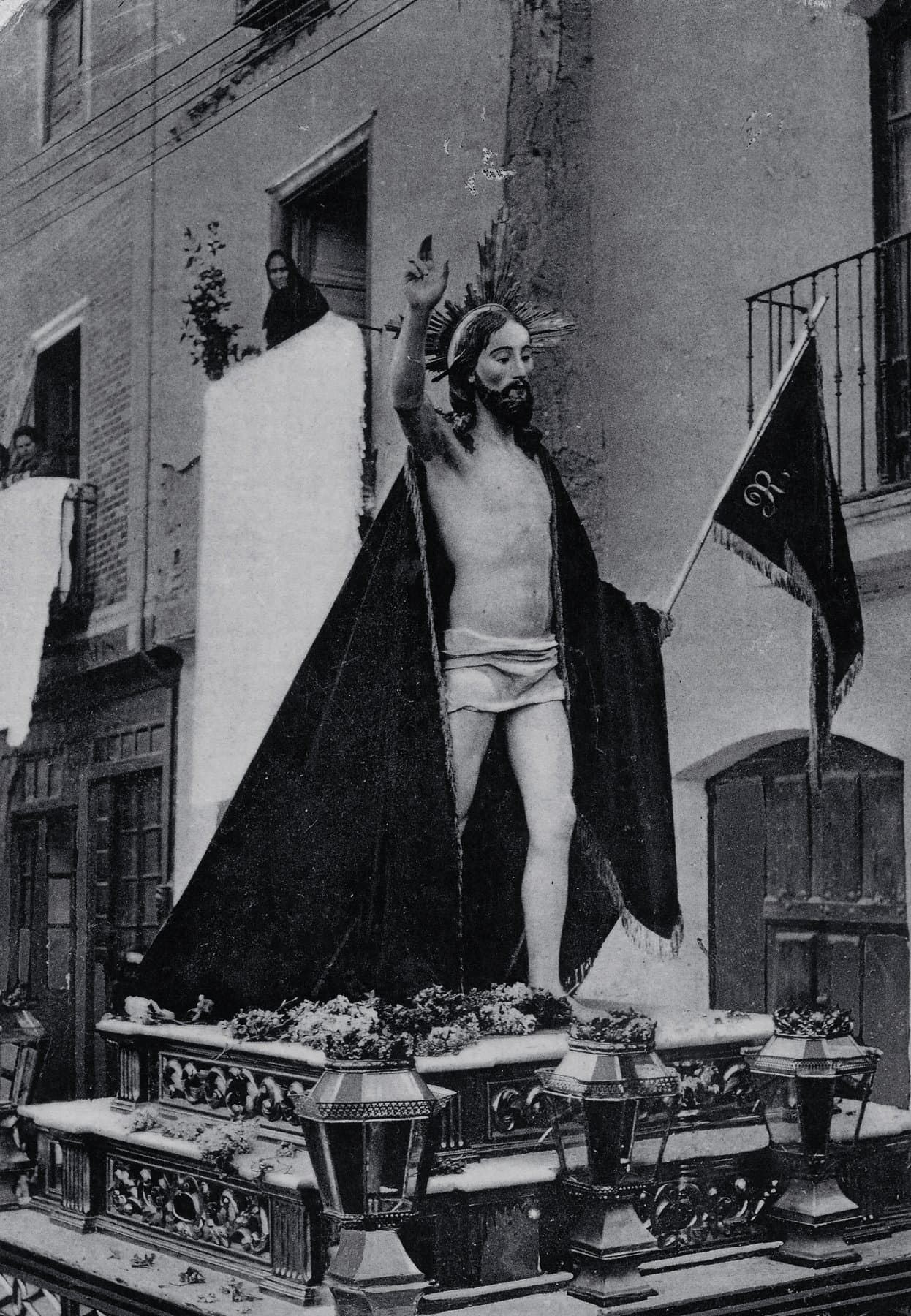 El Cristo Resucitado en una calle estrecha de Zamora, hacia 1920-1930