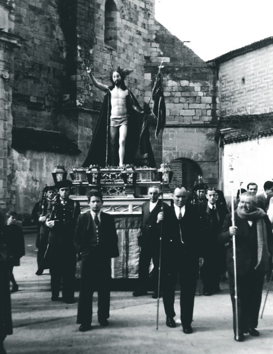 El Resucitado en la Plaza de San Ildefonso escoltado por la Guardia Civil, 1944