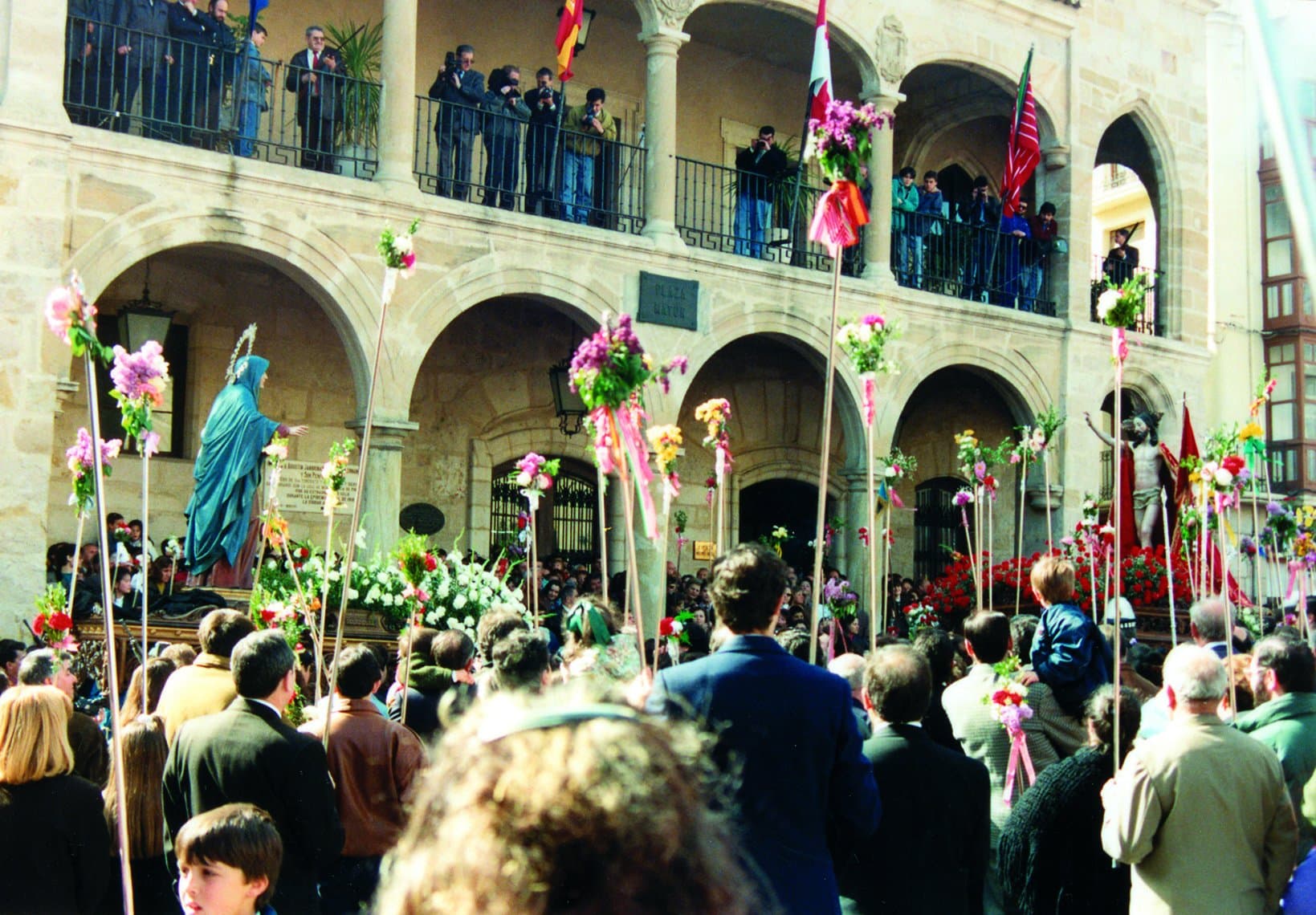 La Plaza Mayor llena de color en el último Encuentro de la Virgen de Olot, 1992