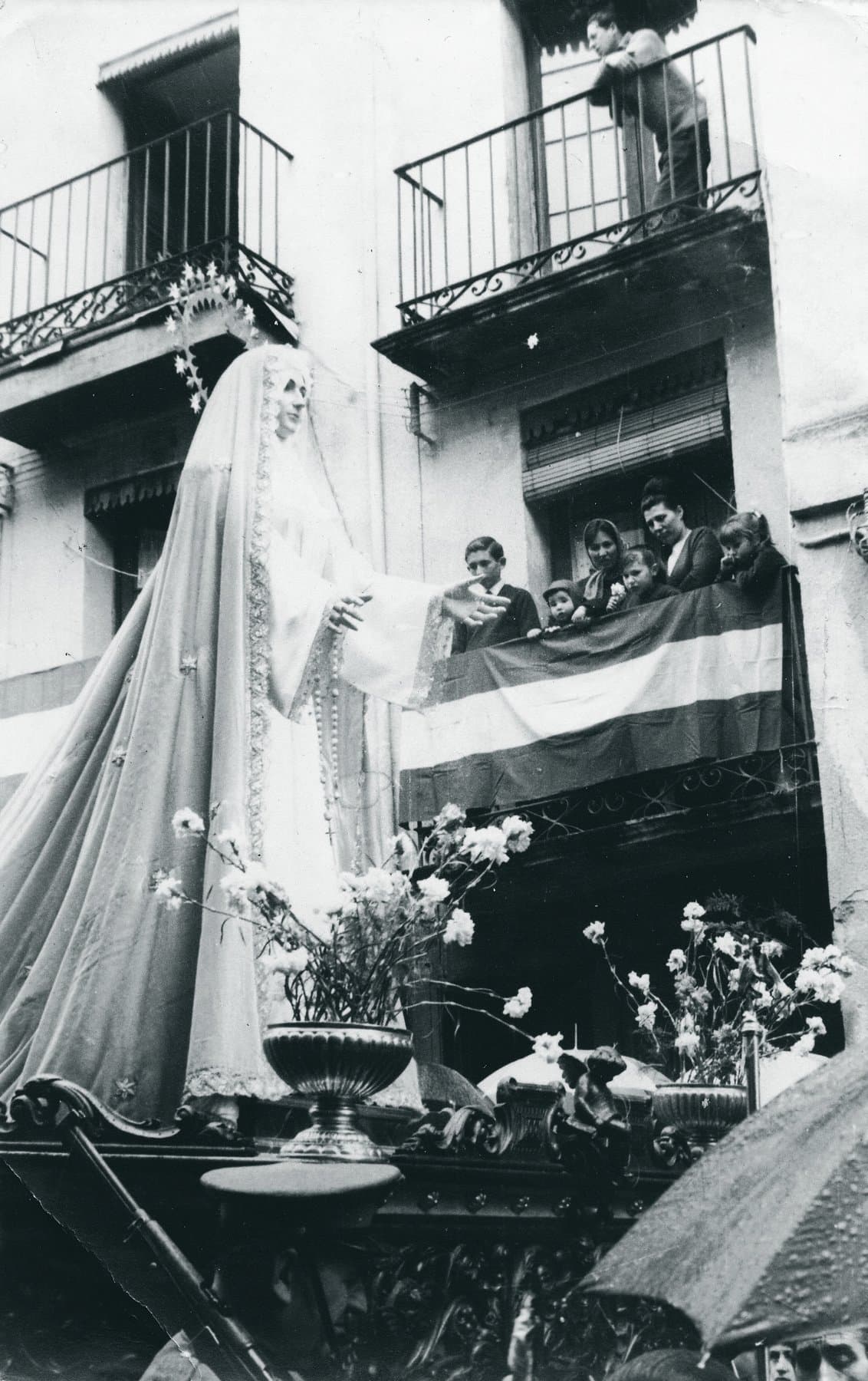 La Virgen observada desde los balcones engalanados de Zamora, 1971