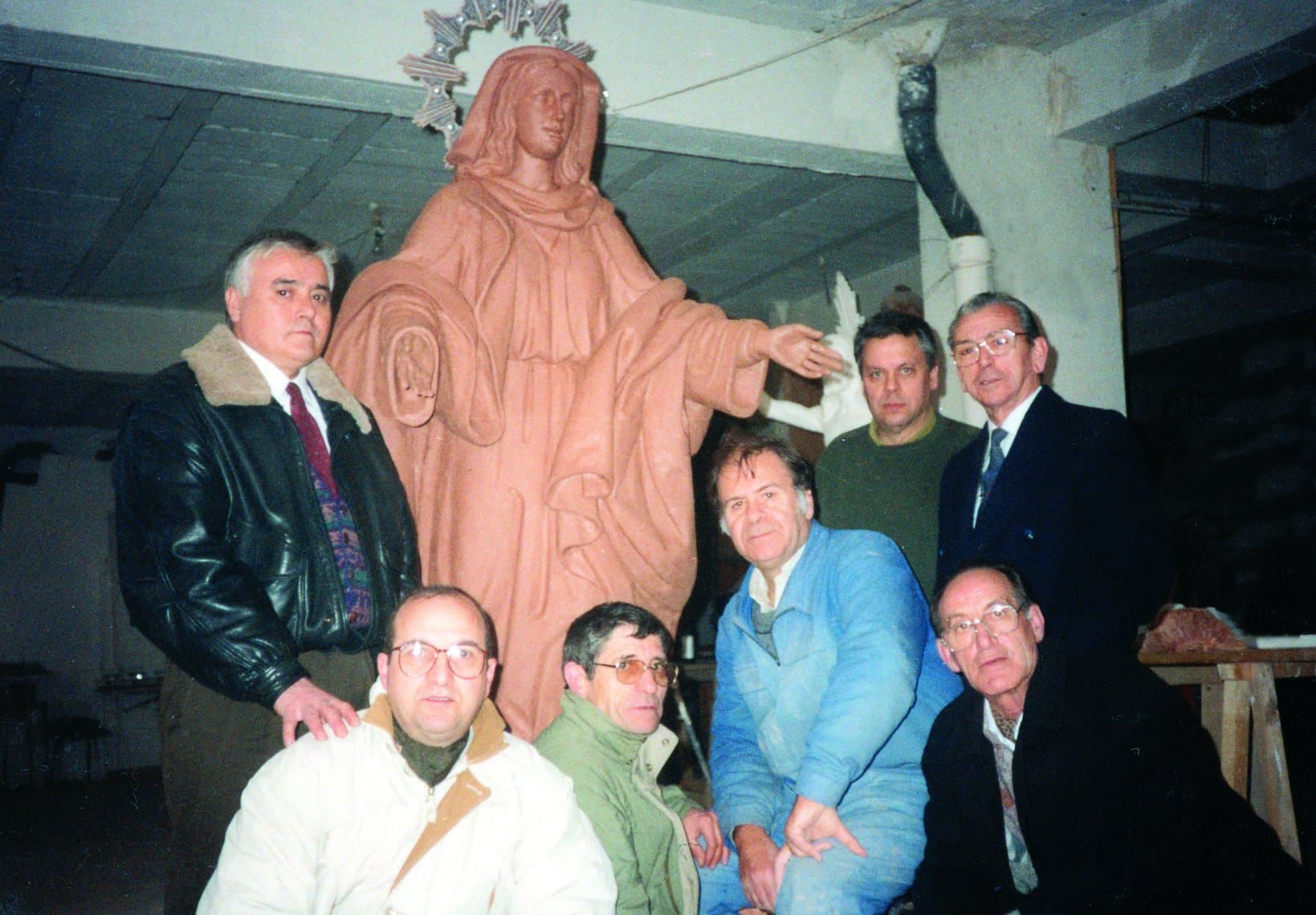 La nueva Virgen, aún en barro, en el estudio de Madrid junto a la Junta Directiva, 1992