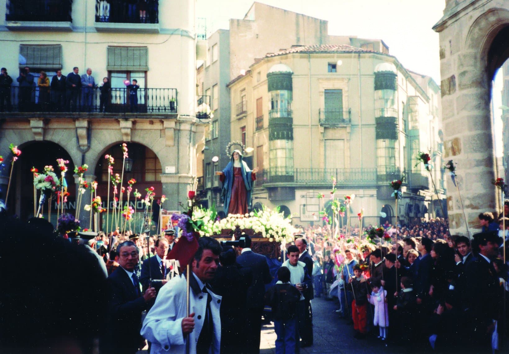 La Virgen entra en la Plaza Mayor desde la Renova para el Encuentro