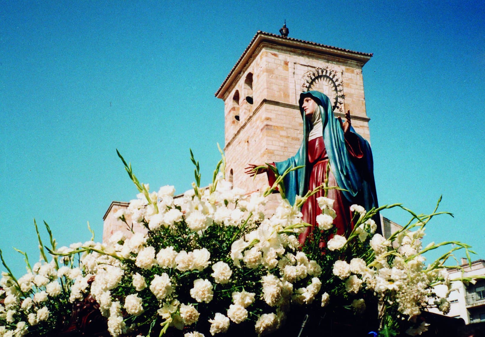 La Virgen del Encuentro con la Iglesia de San Juan al fondo