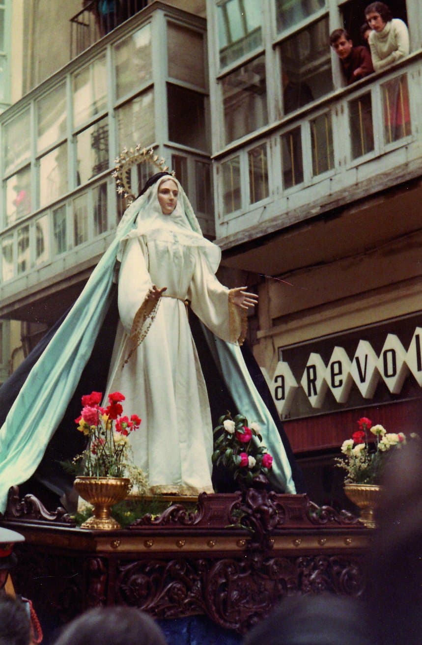 La Virgen desfilando en color por la calle Renova, junto a La Revoltosa, 1969