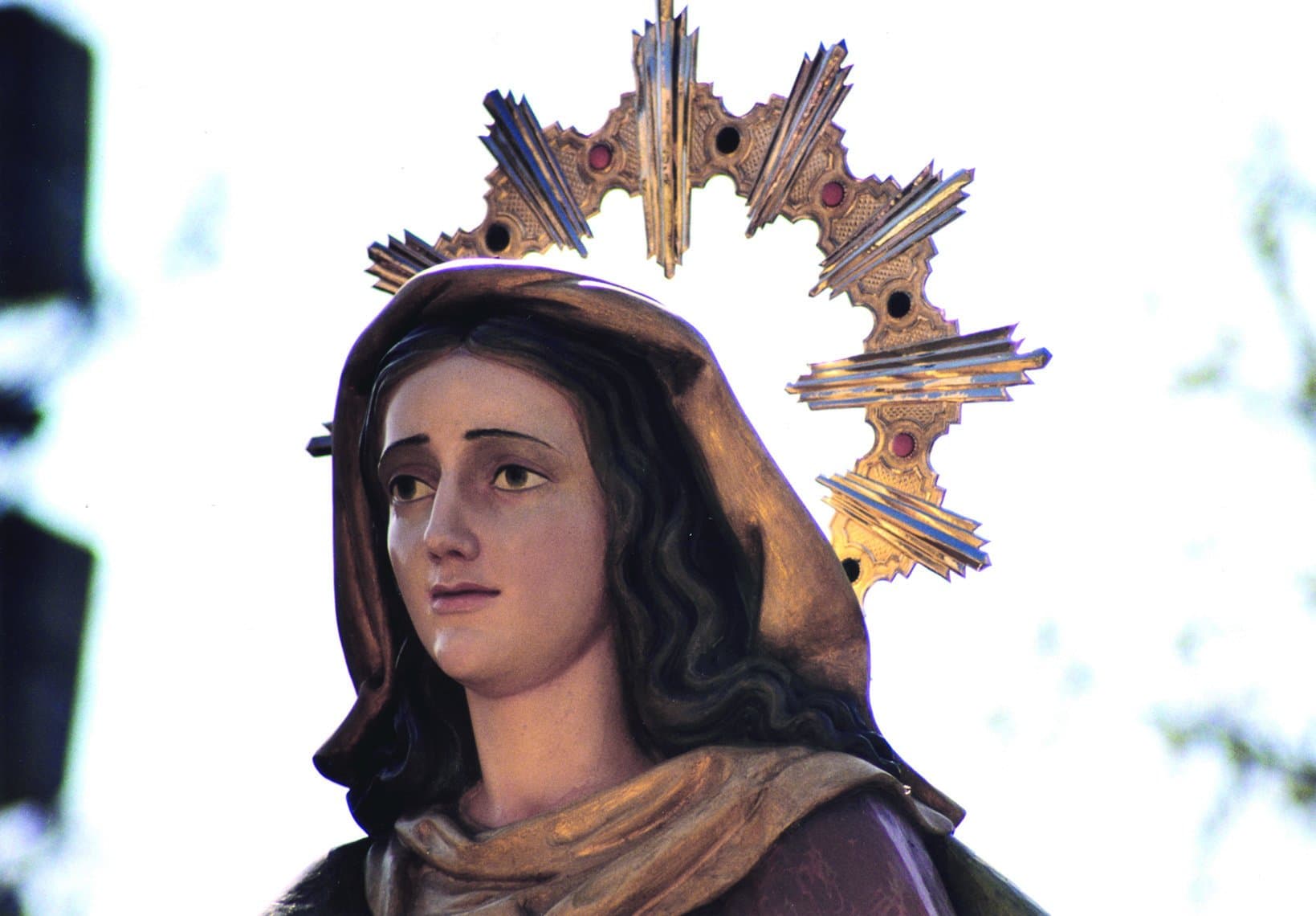 Primer plano del rostro y el resplandor de la Virgen del Encuentro, 1993