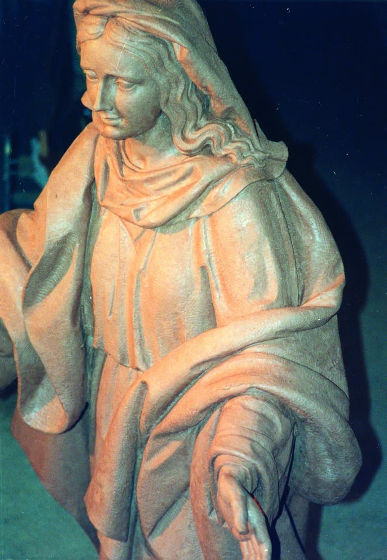 La Virgen ya tallada en madera definitiva, antes de policromar, 1992