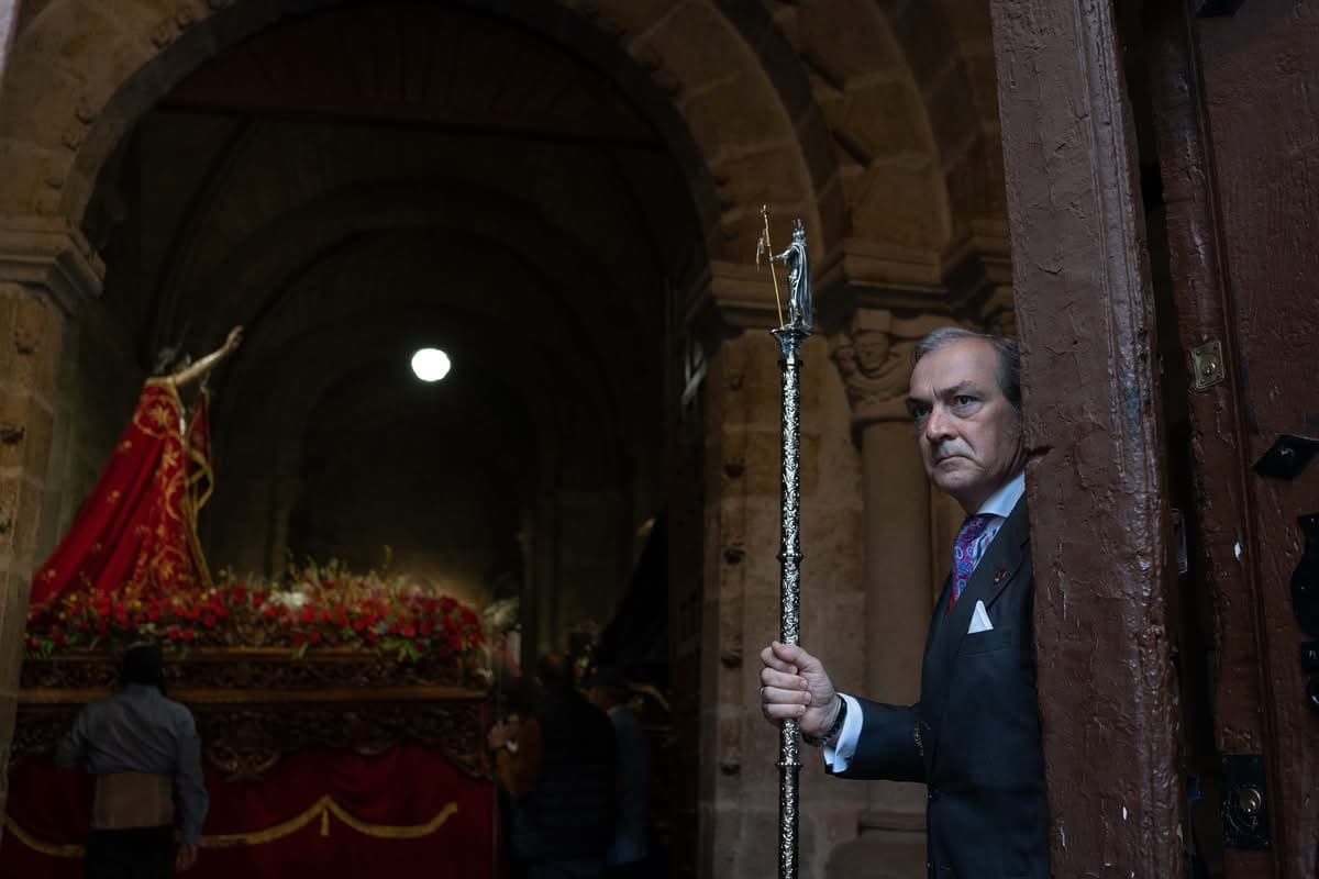 Josué Crespo, presidente actual de la Cofradía, portando la Vara de Presidente