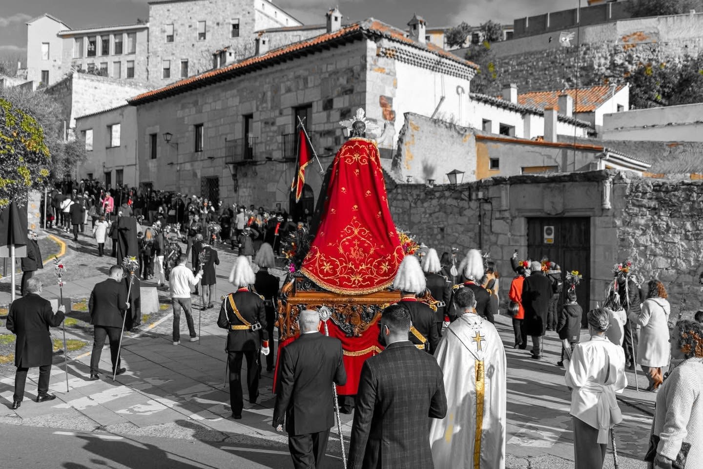La procesión del Resucitado a su paso ante el caserío de piedra zamorano