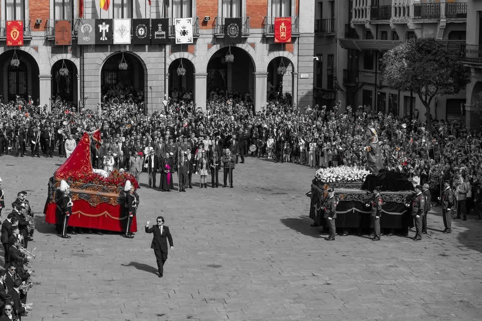 La Plaza Mayor abarrotada en el momento del Encuentro entre Jesús y su Madre