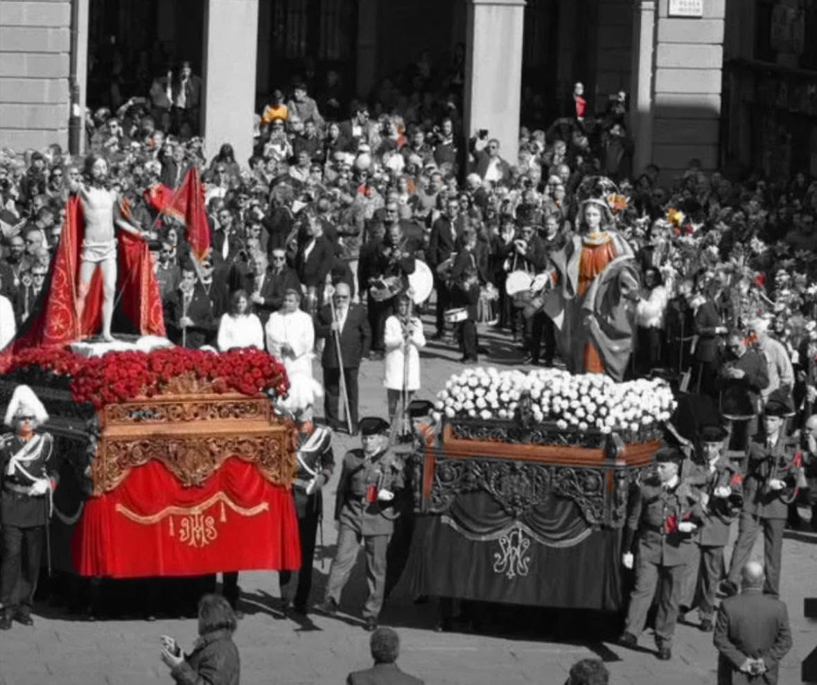 Los dos pasos, el Resucitado y la Virgen, frente a frente en la Plaza Mayor