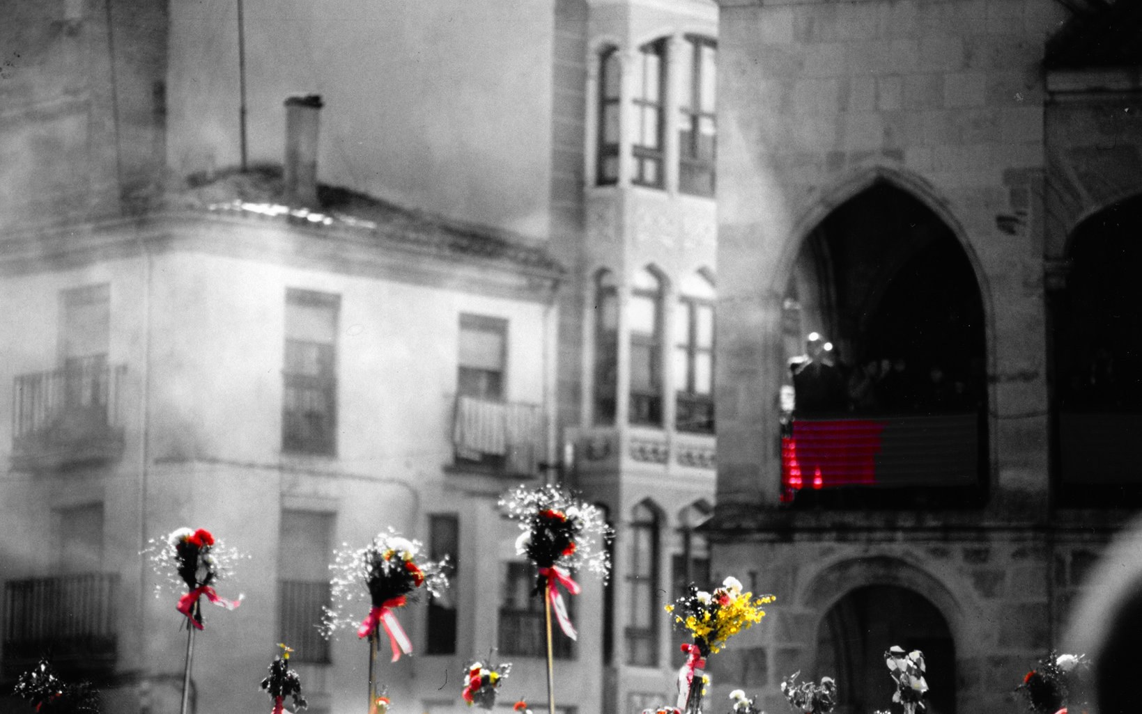 Disparo de escopetas desde el Ayuntamiento Viejo anunciando el Encuentro, 1992