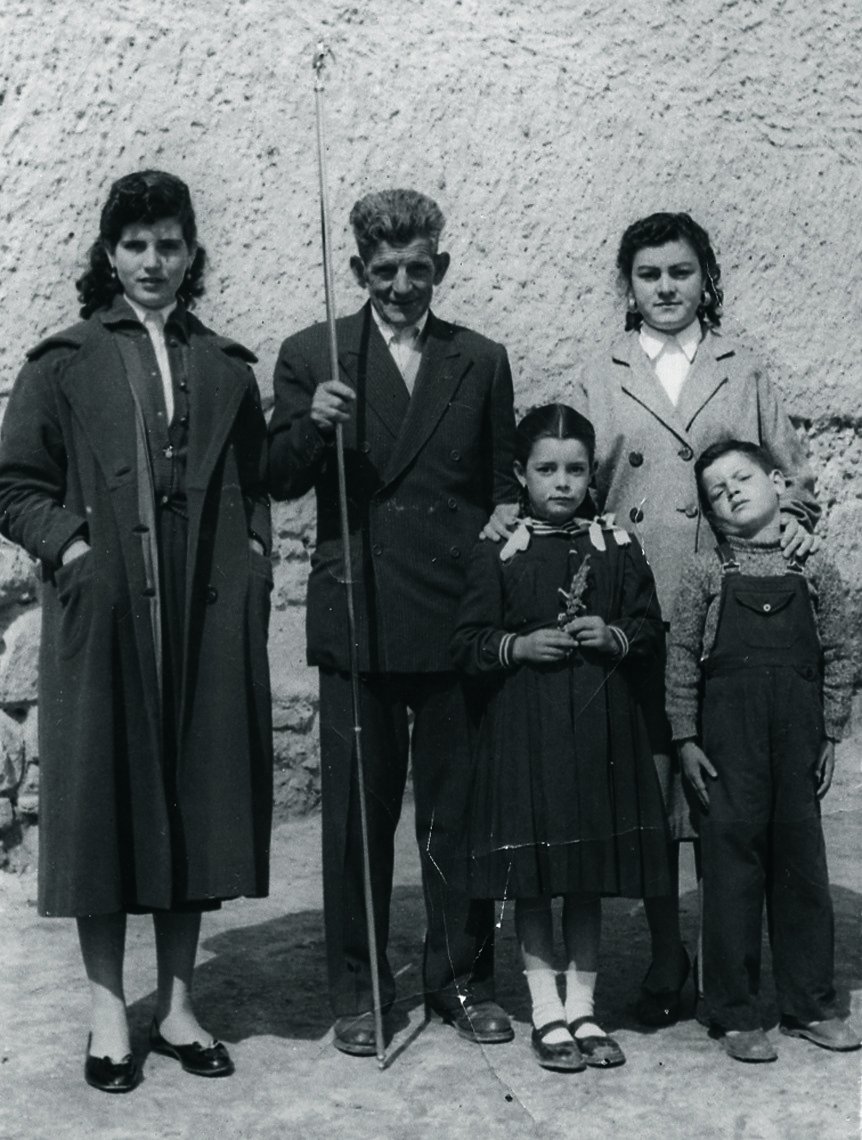Familia esperando al hermano Tejero al terminar la procesión, 1940