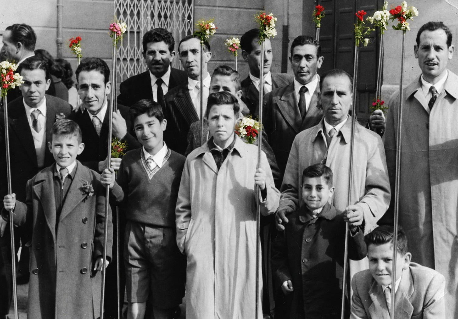 Grupo de hermanos tras el almuerzo de las dos y pingada, 1955