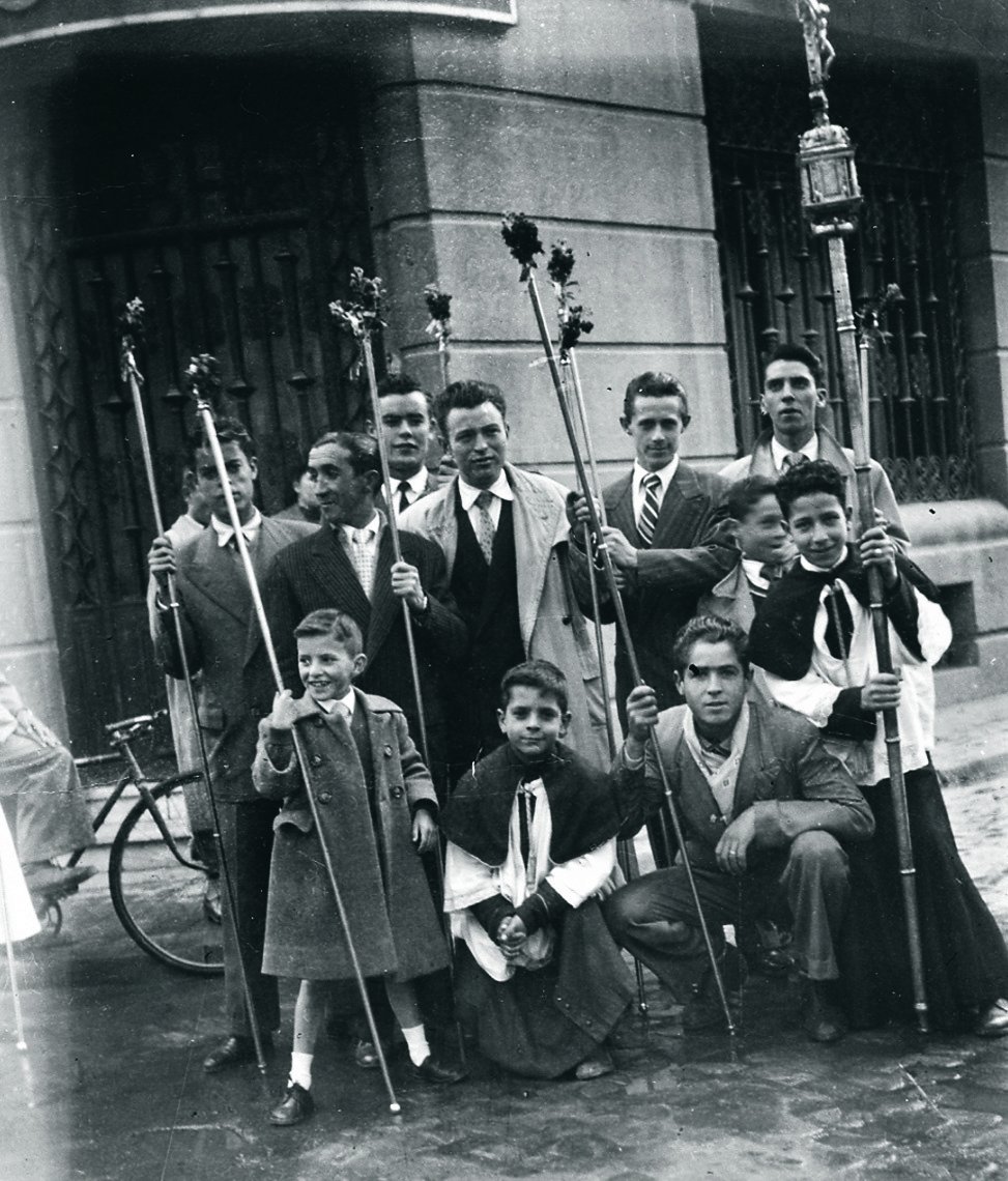Hermanos y monaguillos en la Plaza de la Constitución, años 50