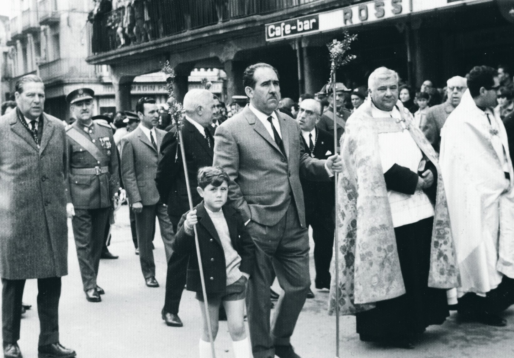 La Plaza Mayor aportalada con el histórico Café-bar Rossi, 1969